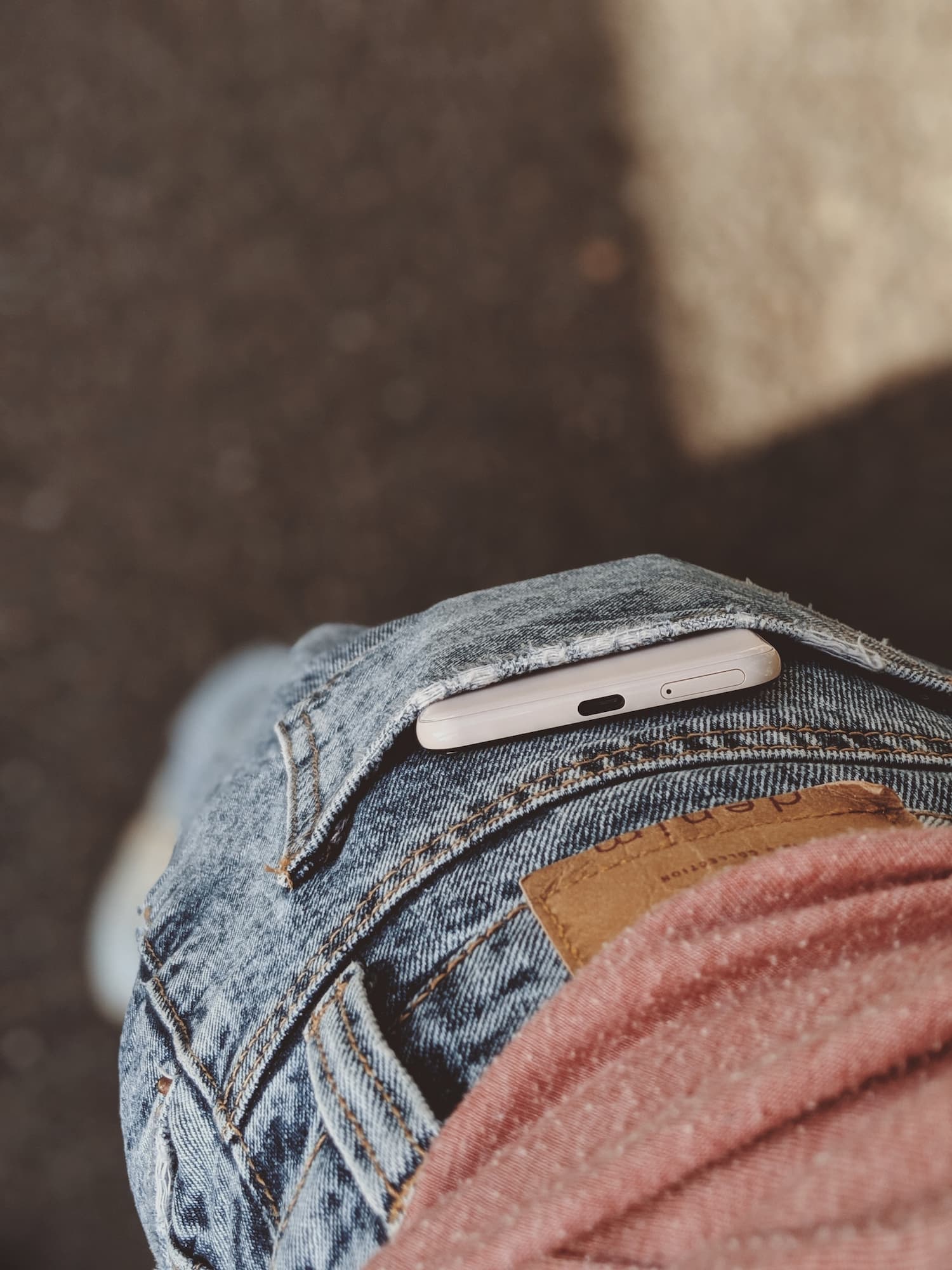 Telefon zastrčený v zadní kapse kalhot