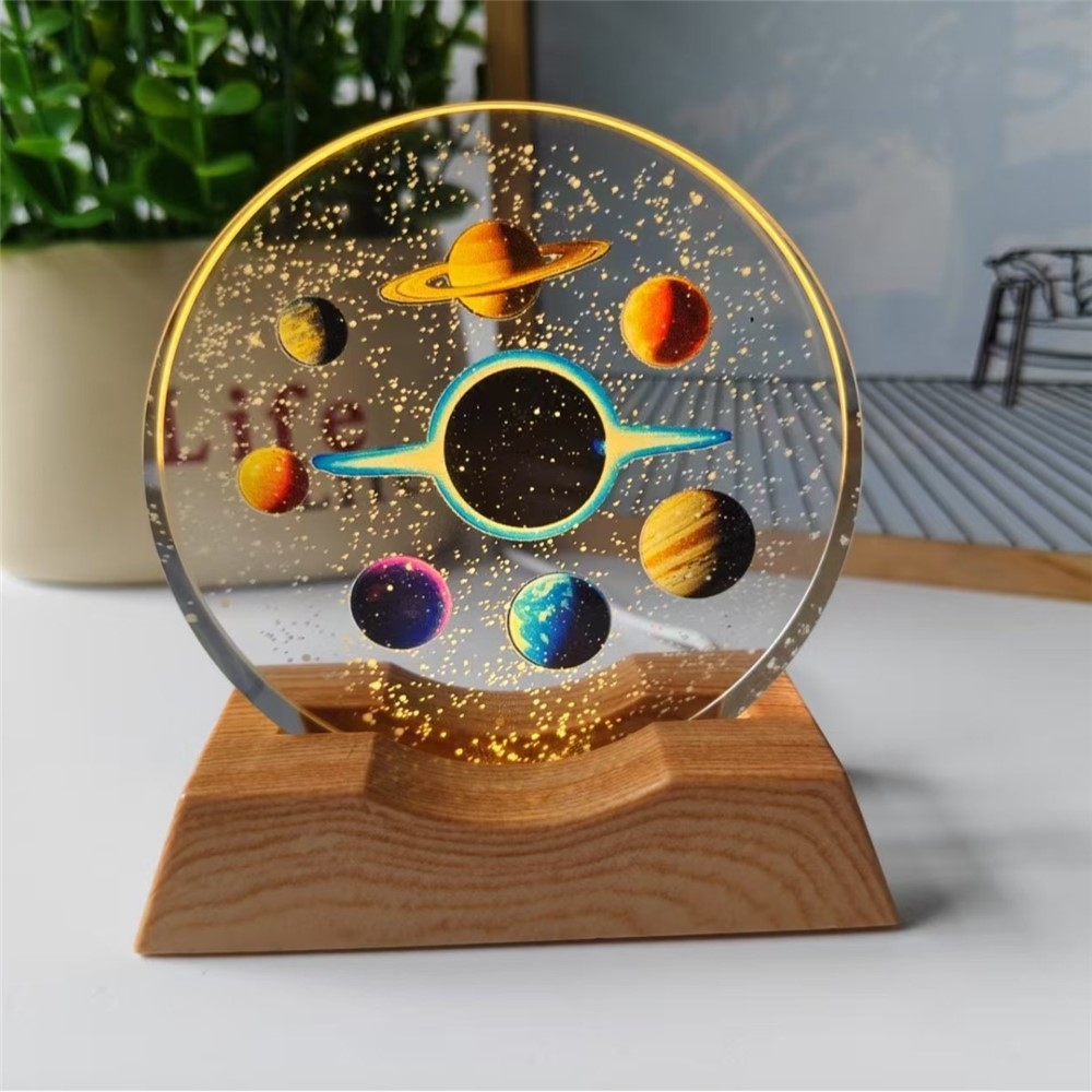 3D křišťálová LED lampička 8 cm s dřevěným podstavcem - Černá díra a planety
