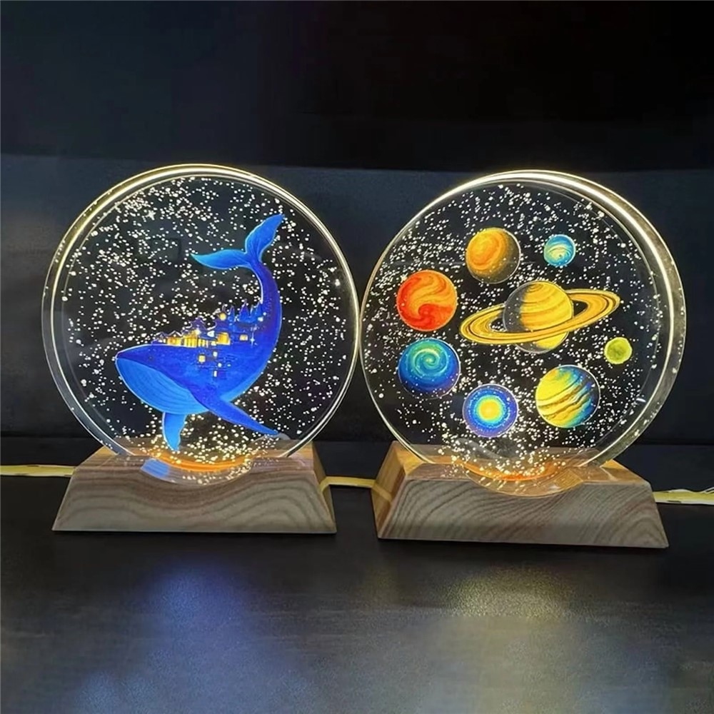 3D křišťálová LED lampička 8 cm s dřevěným podstavcem - Barevná planetární soustava