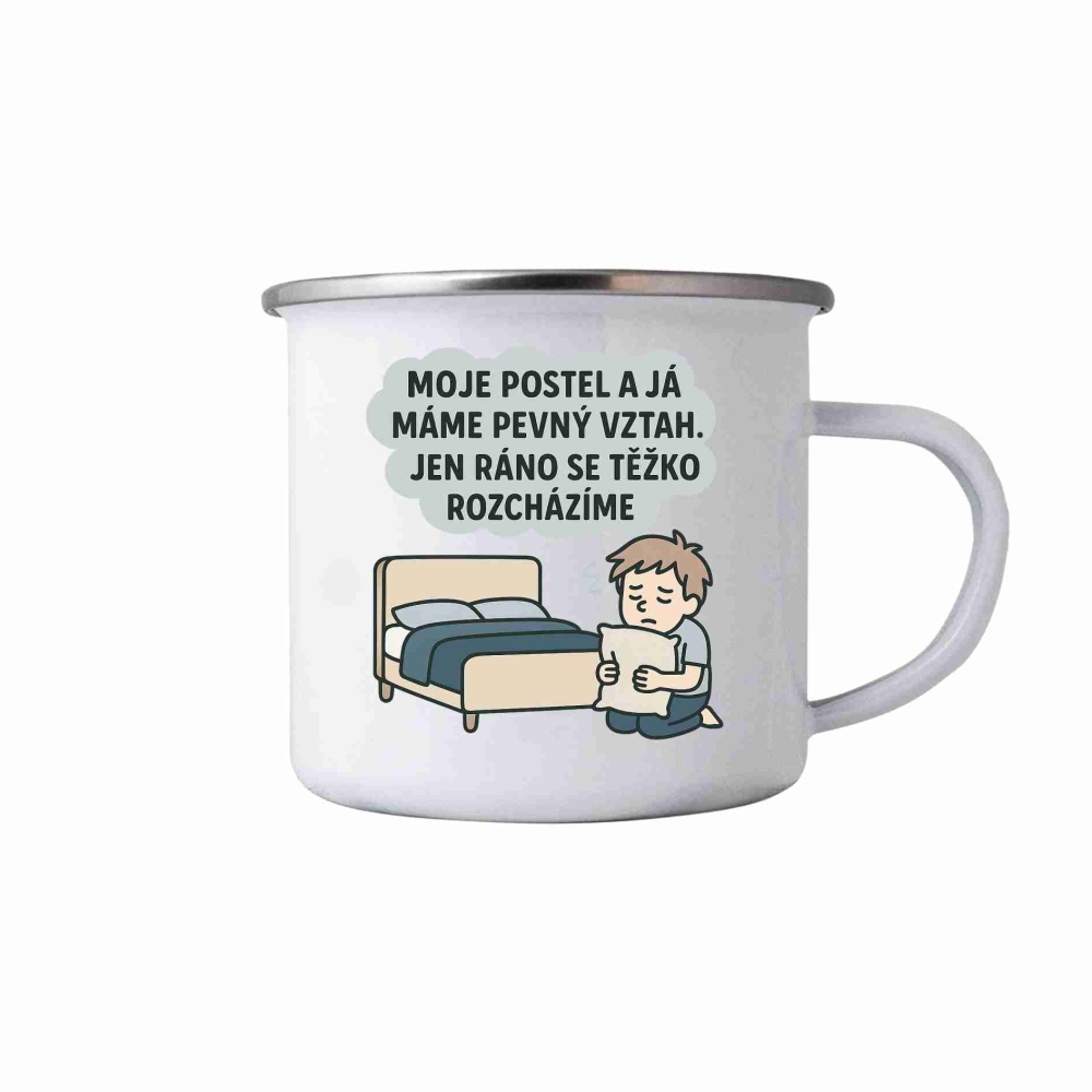 Bílý plechový hrnek 380ml s obrázkem - citát postel a já