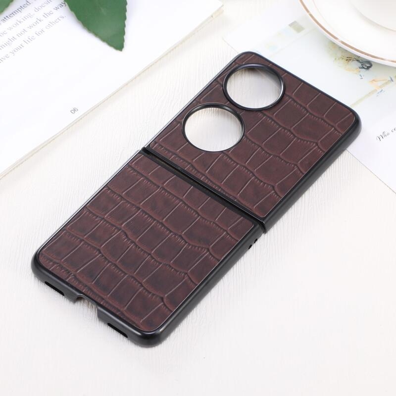 Croco plastový kryt potažený umělou kůží na mobil Huawei P50 Pocket - hnědé