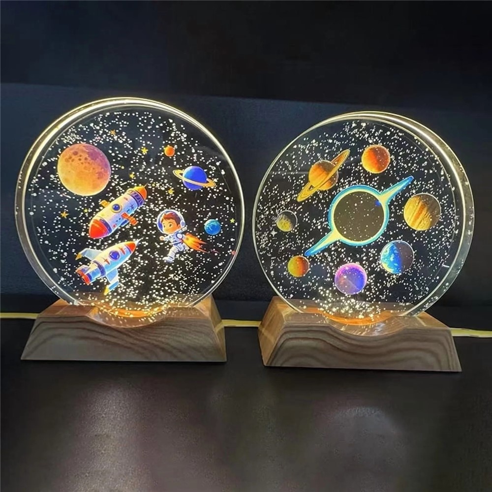 3D křišťálová LED lampička 8 cm s dřevěným podstavcem - Vesmírné dobrodružství