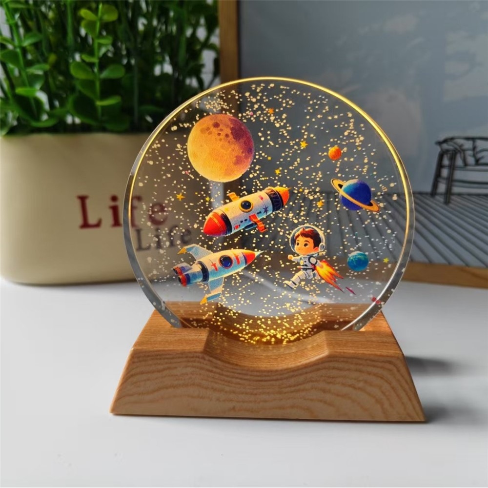 3D křišťálová LED lampička 8 cm s dřevěným podstavcem - Vesmírné dobrodružství