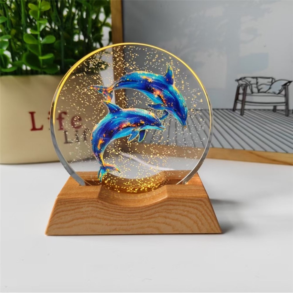 3D křišťálová LED lampička 8 cm s dřevěným podstavcem - Dvojice delfínů