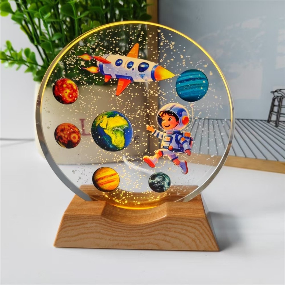 3D křišťálová LED lampička 8 cm s dřevěným podstavcem - Malý astronaut