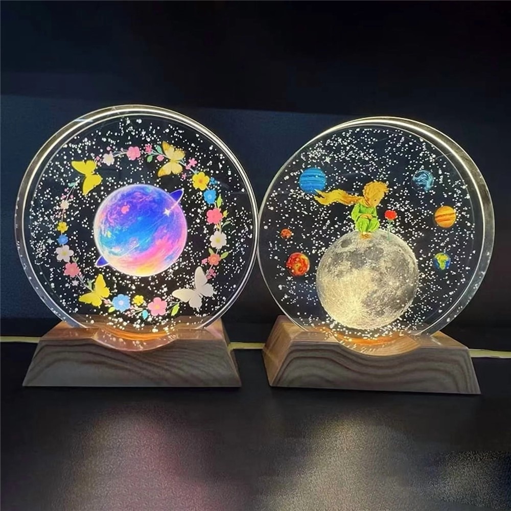 3D křišťálová LED lampička 8 cm s dřevěným podstavcem - Barevná planetární soustava