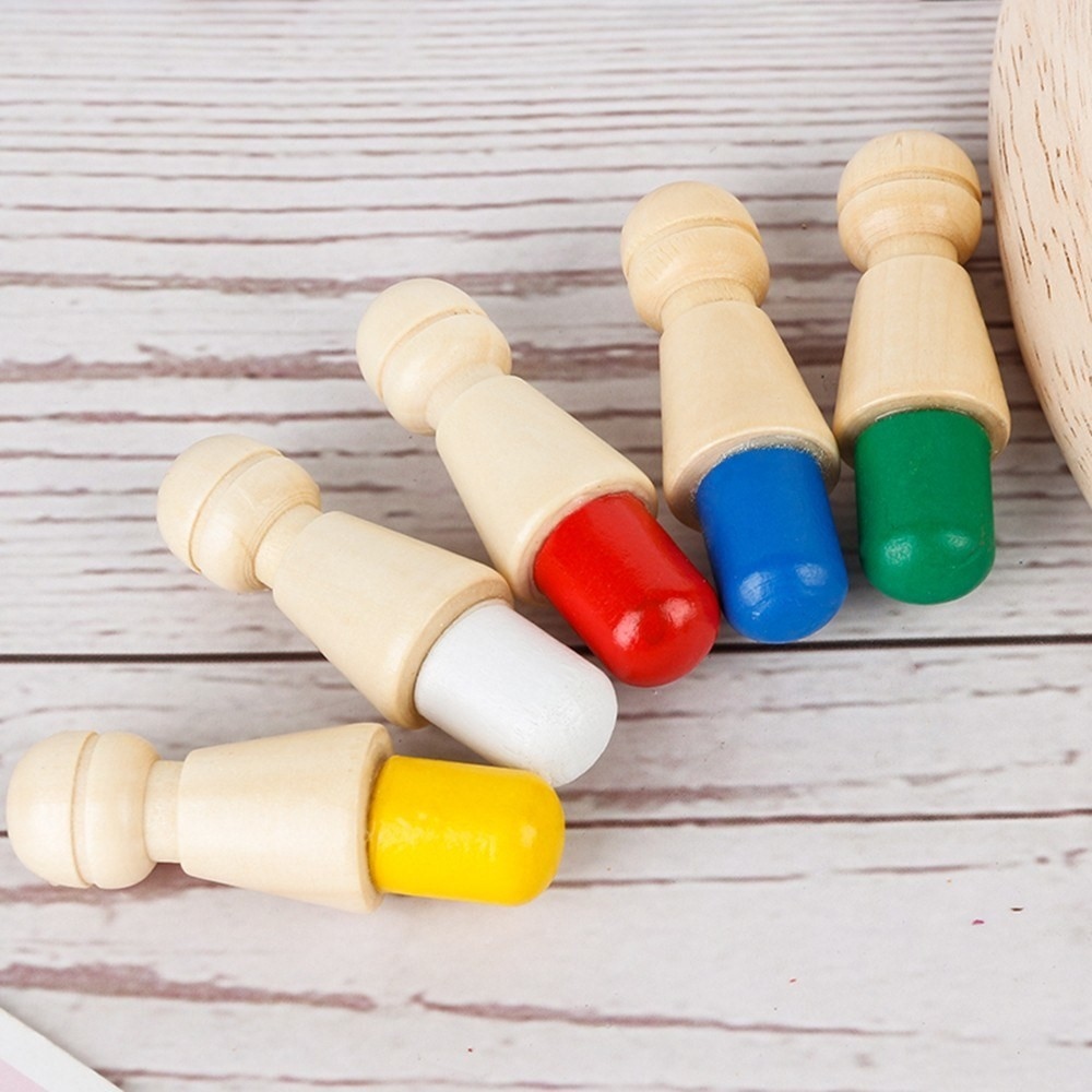 Logická dřevěná hra s barevnými kolíčky pro trénink paměti