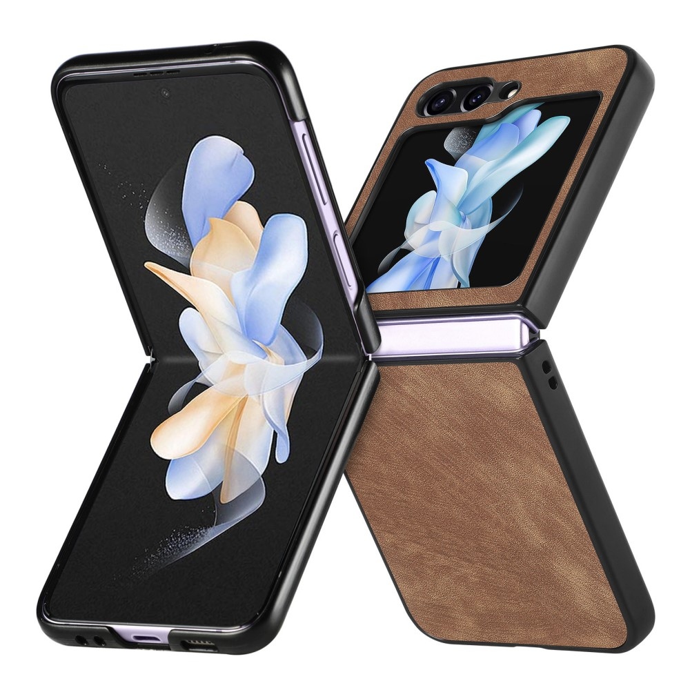 Vintage plastový kryt s umělou kůží na Samsung Galaxy Z Flip6 5G - hnědý