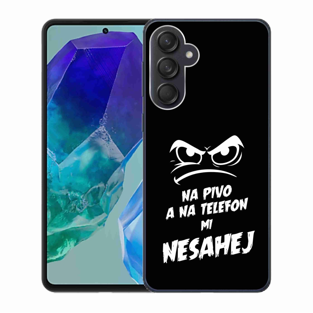 Gelový kryt mmCase na Samsung Galaxy M55 5G - pivní motiv 2 černé pozadí