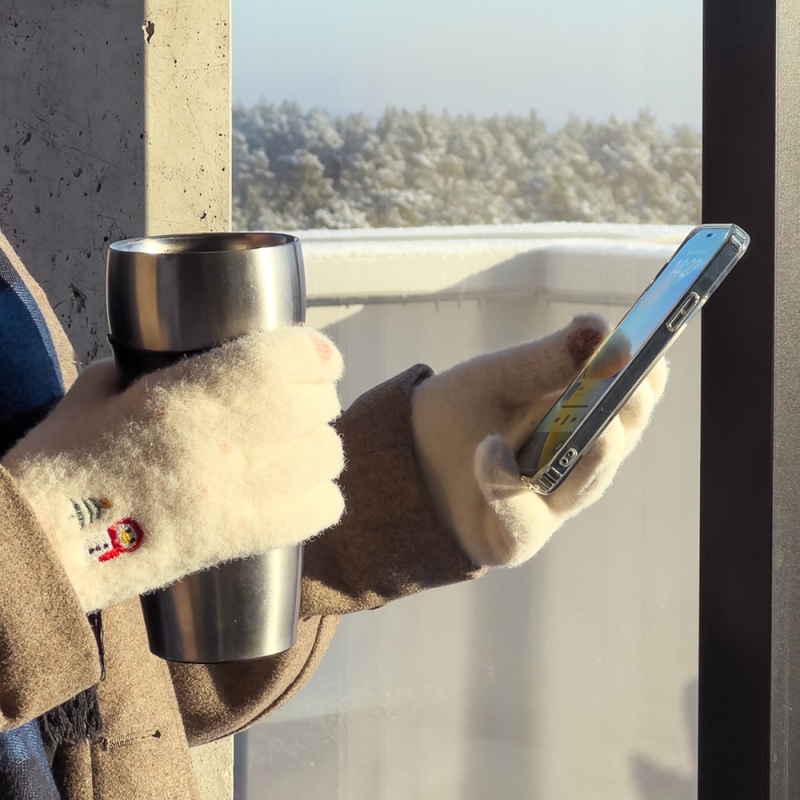Dámské zimní rukavice s otvorem pro telefon, se sněhulákem a vánočním stromkem – béžové