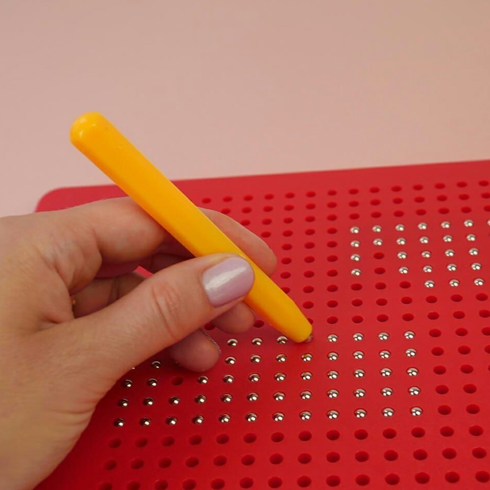 Velká magnetická kreslicí tabulka s kuličkami - červená