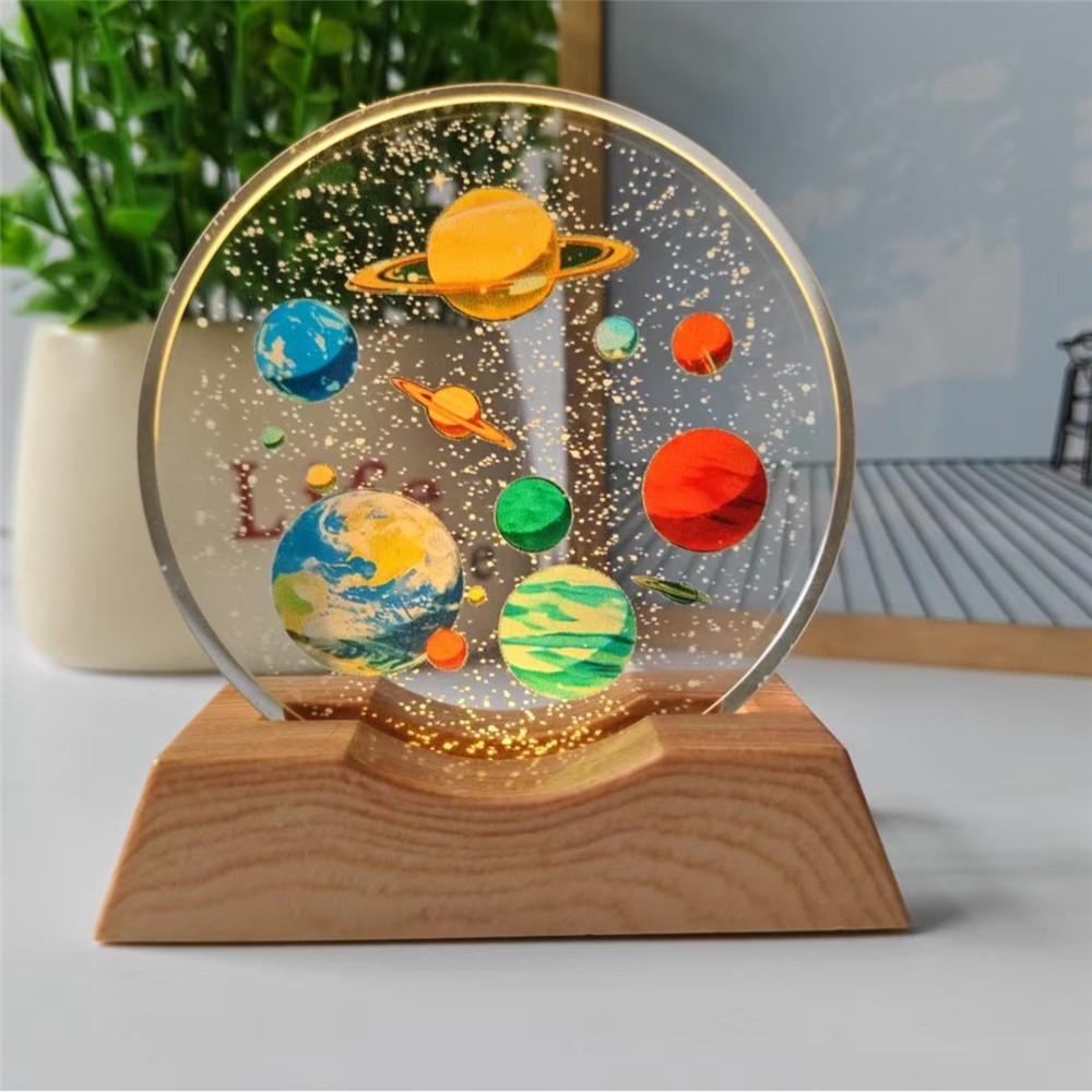 3D křišťálová LED lampička 8 cm s dřevěným podstavcem - Barevná planetární soustava
