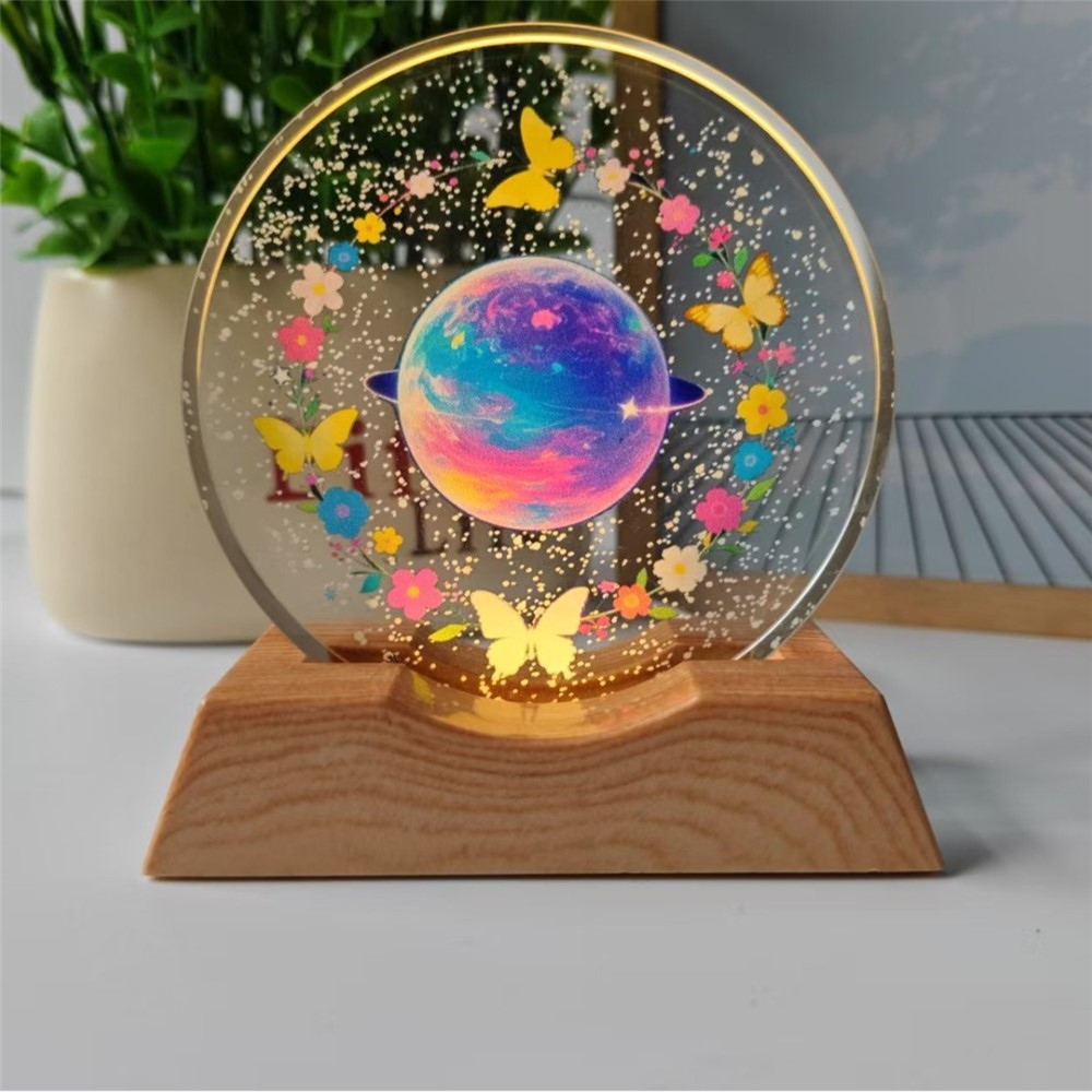 3D křišťálová LED lampička 8 cm s dřevěným podstavcem - Květinová planeta