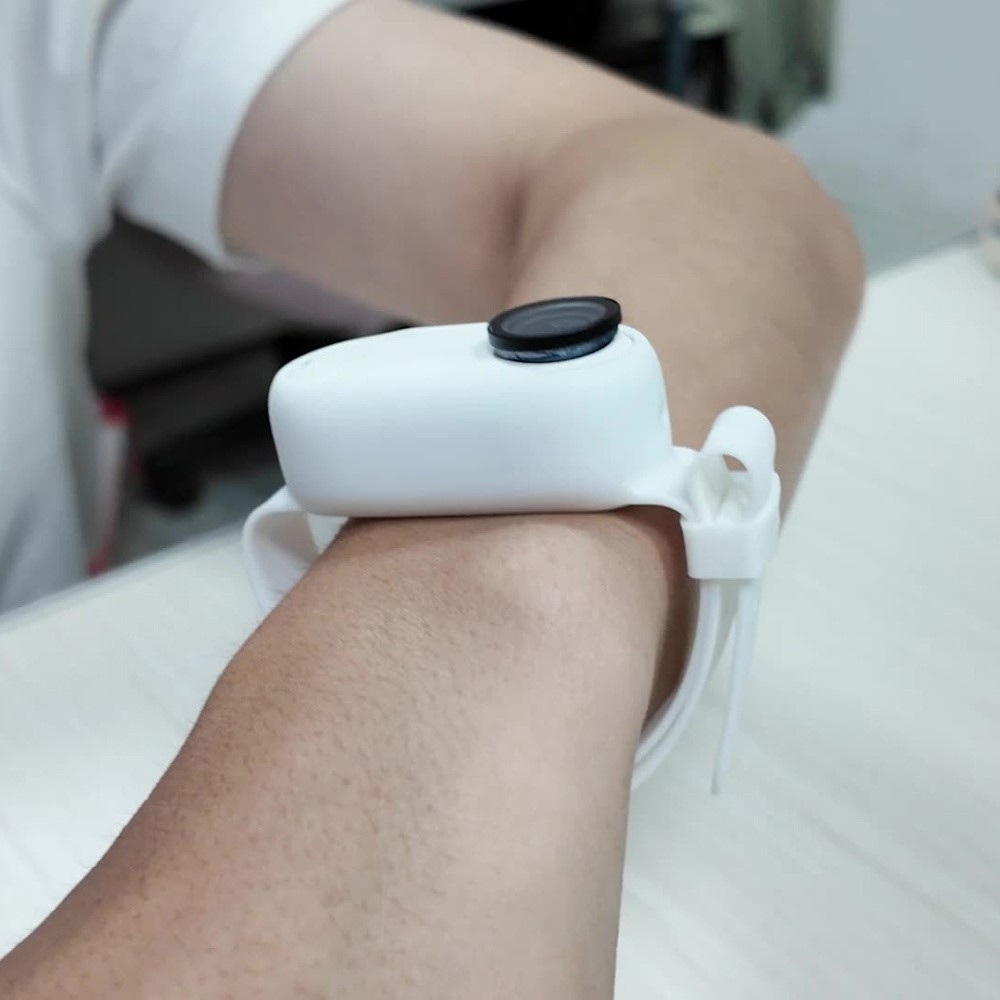 Silikonový ochranný obal s nastavitelným řemínkem pro Insta360 GO 3S - bílý