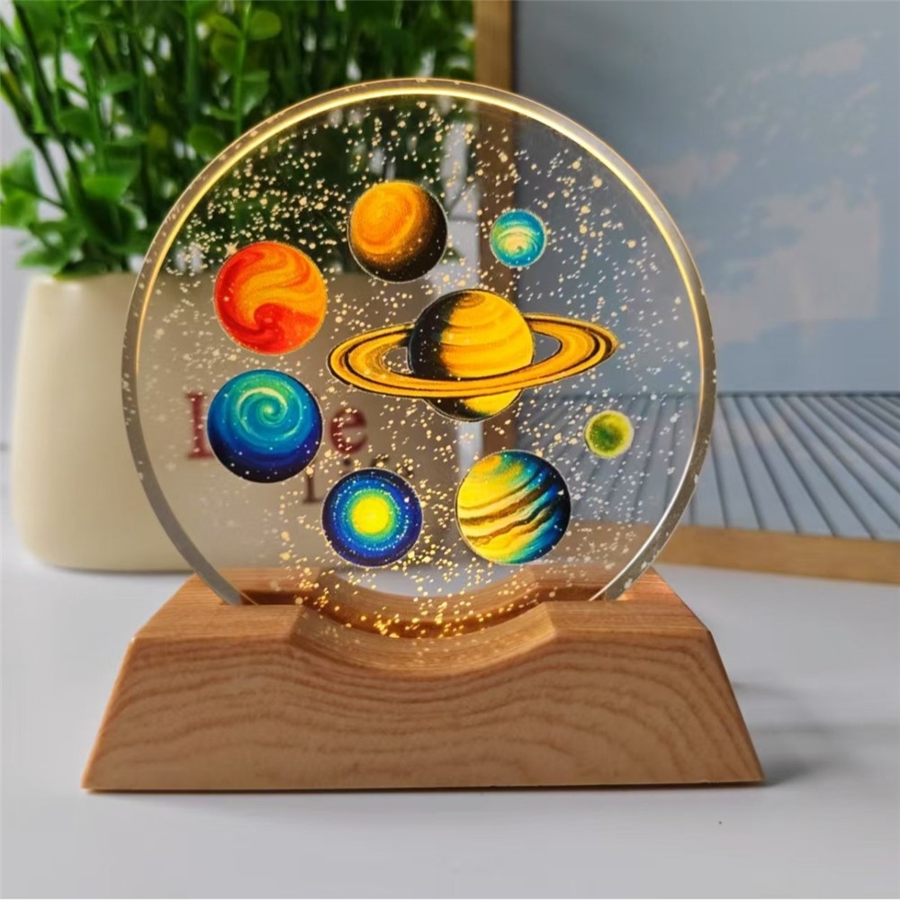 3D křišťálová LED lampička 8 cm s dřevěným podstavcem - Planetární soustava 2