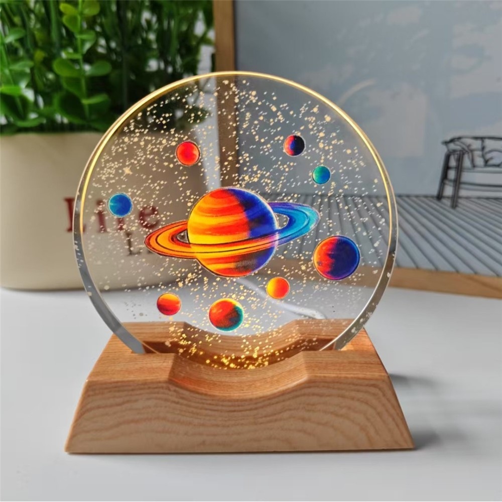 3D křišťálová LED lampička 8 cm s dřevěným podstavcem - Saturn