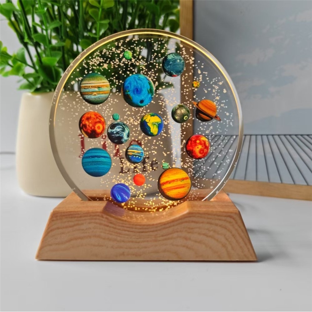 3D křišťálová LED lampička 8 cm s dřevěným podstavcem - Soustava planet