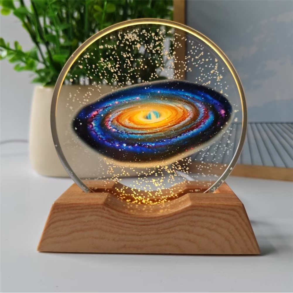 3D křišťálová LED lampička 8 cm s dřevěným podstavcem - Galaxie