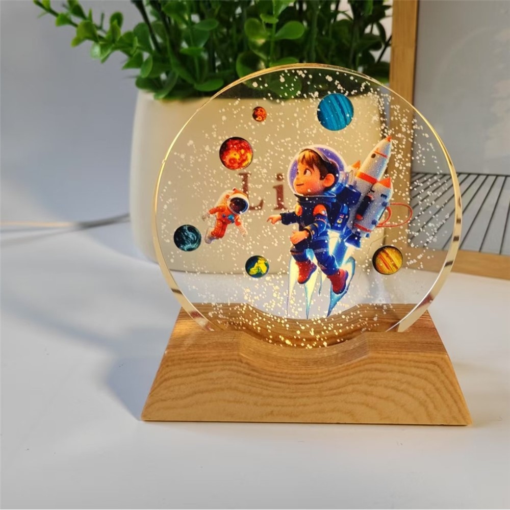 3D křišťálová LED lampička 8 cm s dřevěným podstavcem - Astronaut ve vesmíru