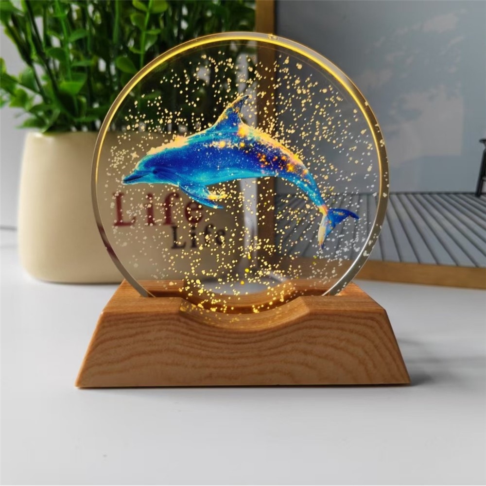 3D křišťálová LED lampička 8 cm s dřevěným podstavcem - Delfín