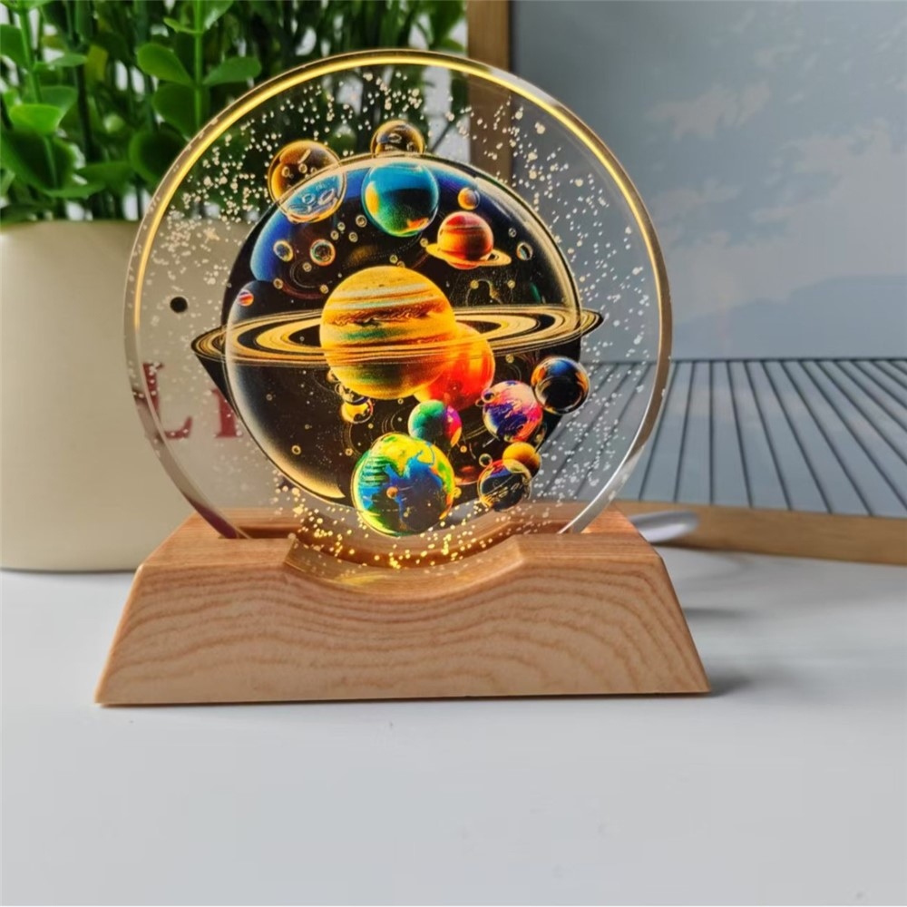 3D křišťálová LED lampička 8 cm s dřevěným podstavcem - Planetární soustava