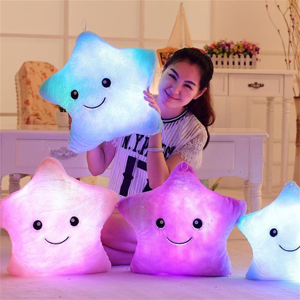 Svítící LED plyšový polštář ve tvaru hvězdy (40 × 35 cm) - fialový